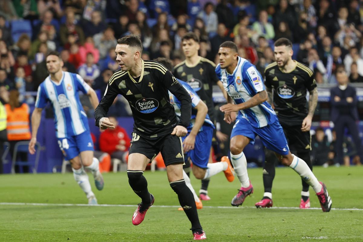 CORNELLÁ DE LLOBREGAT (BARCELONA), 18/03/2023.- El delantero del Celta de Vigo Iago Aspas (2i) marca de penalti durante el encuentro correspondiente a la jornada 26 de LaLiga Santander que disputan Espanyol y Celta de Vigo este sábado en el RCDE Stadium de Cornellá de Llobregat (Barcelona). EFE/ Toni Albir