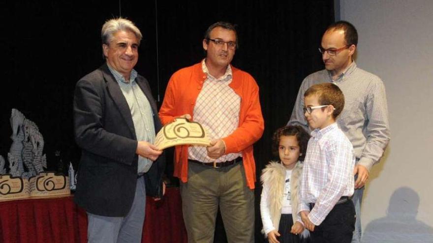 El alcalde Boiro haciendo entrega a Ventoso y Rey el trofeo de segundos en la categoría de vídeo. // N.P.