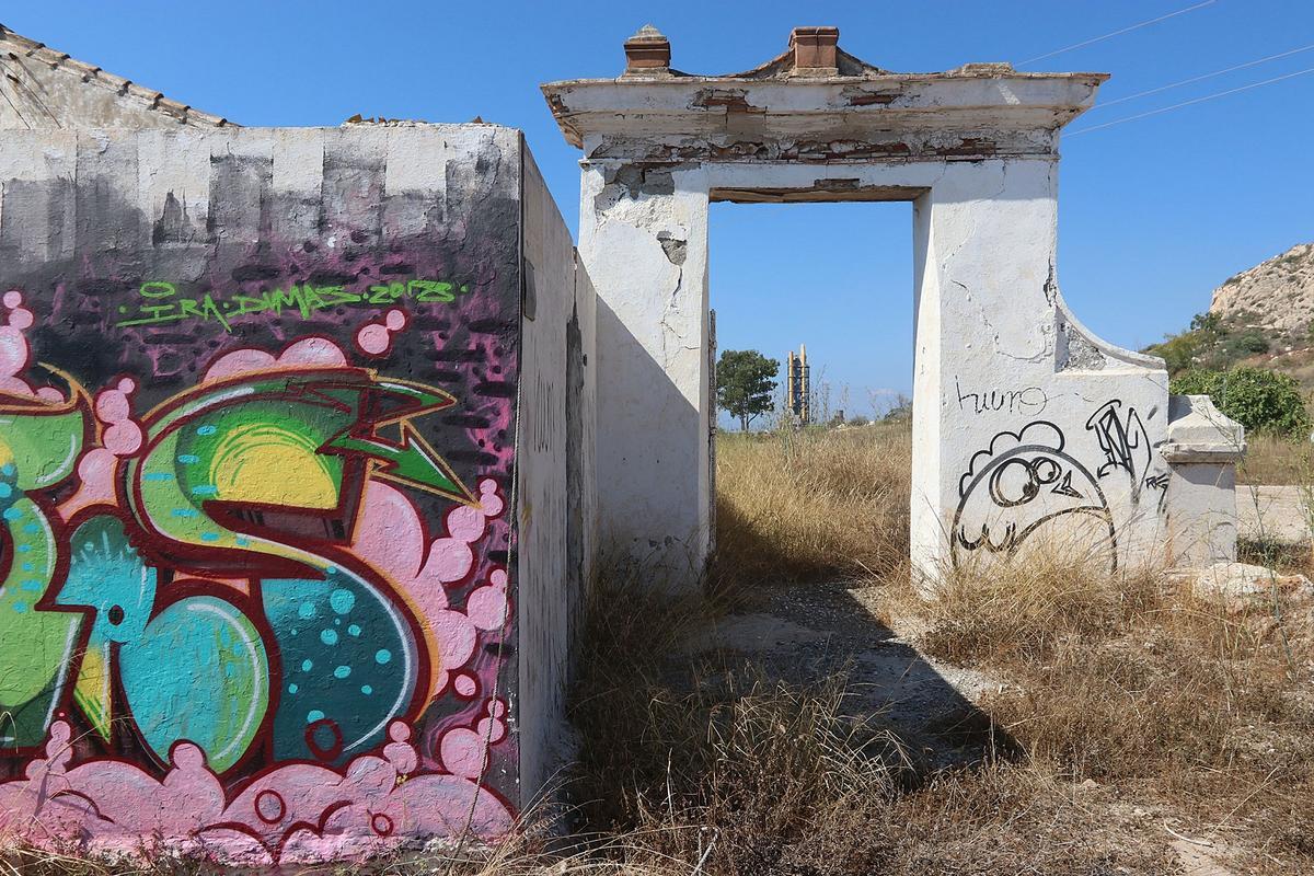 Arco conmemorativo de Carlos III de las obras del Camino Viejo de Vélez, en terrenos de la fábrica de La Araña.