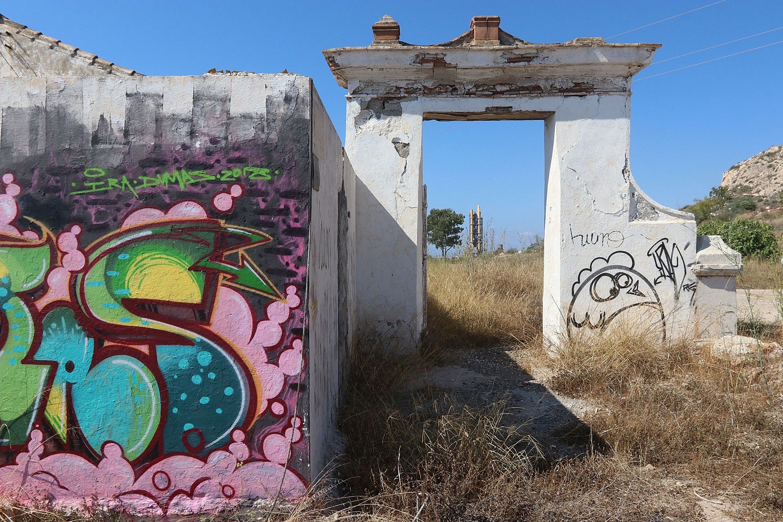 Arco conmemorativo de Carlos III de las obras del Camino Viejo de Vélez, en terrenos de la fábrica de La Araña. La foto fue tomada en 2018.