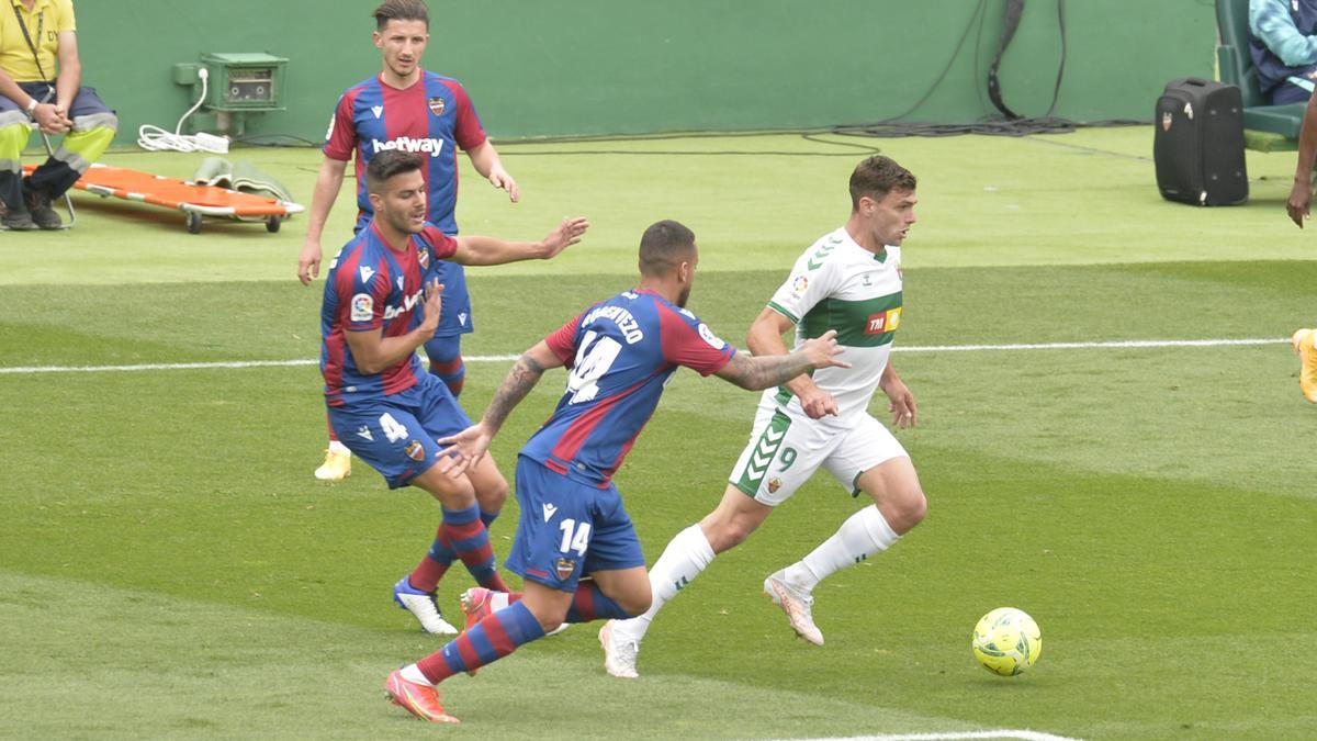 Lucas Boyé, rodeado de contrarios en el último Elche-Levante de LaLiga