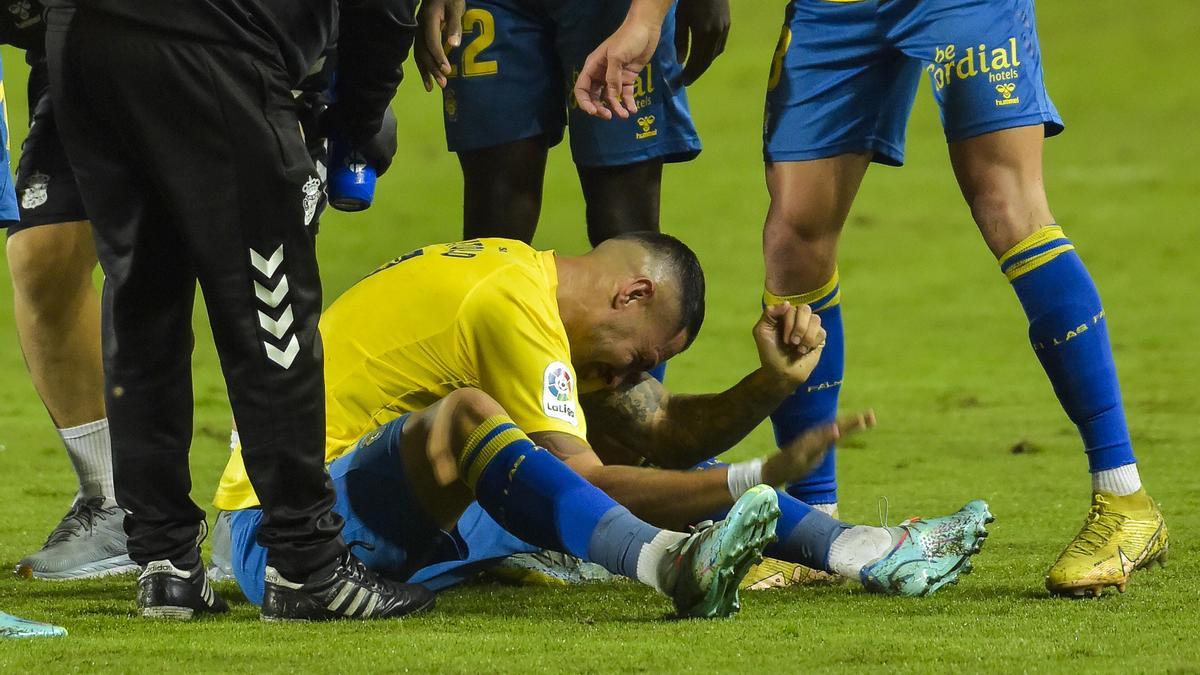 Vitolo golpea el césped con rabia después de lesionarse contra el Albacete.