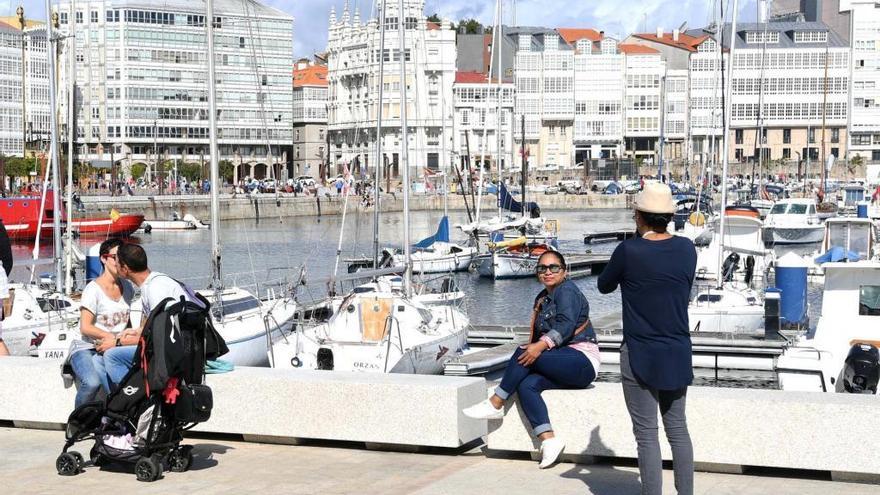 Turistas se fotografían en A Coruña.