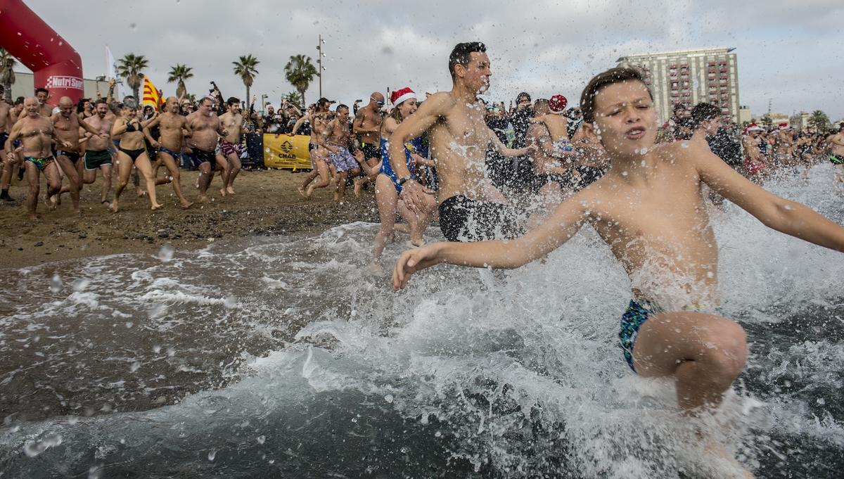 Primer baño del año en la playa de la Barceloneta