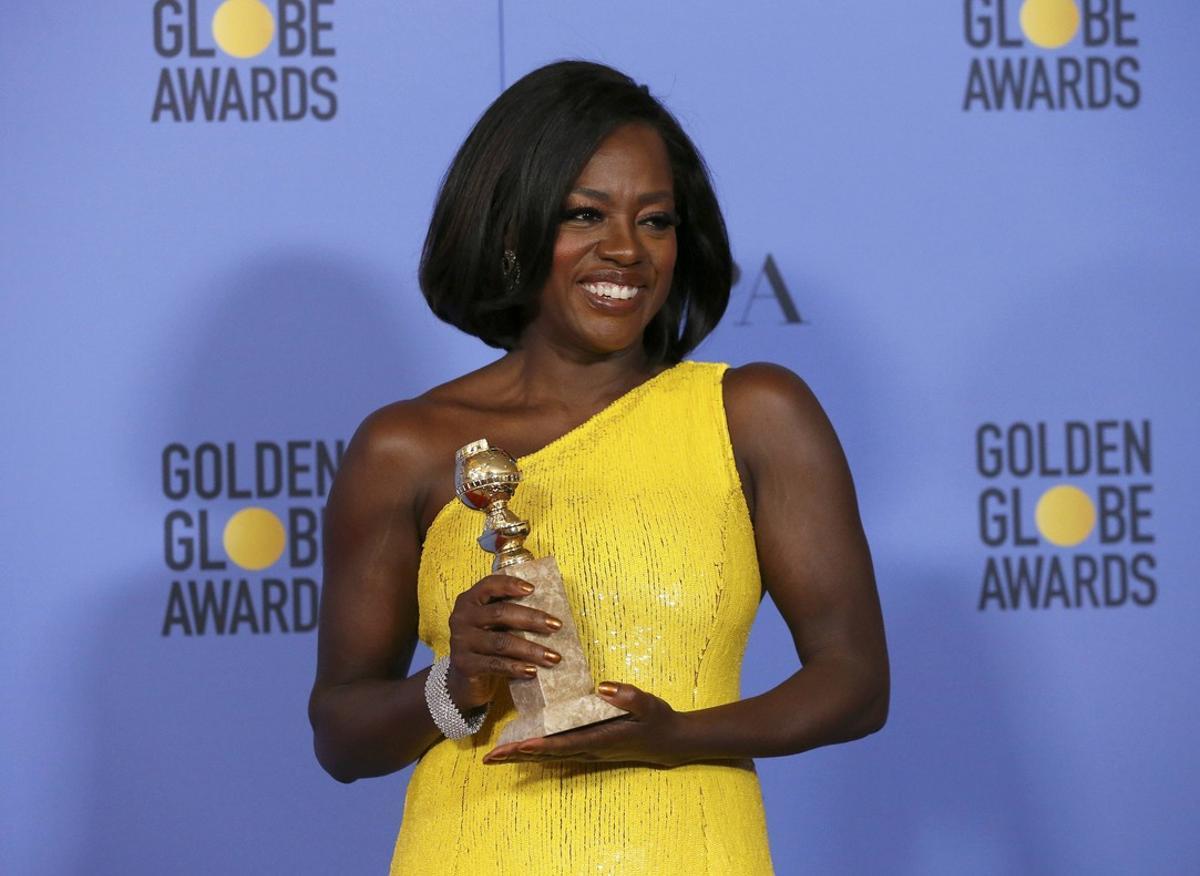 Viola Davis holds the award for Best Performance by an Actress in a Supporting Role in any Motion Picture for her role in Fences during the 74th Annual Golden Globe Awards in Beverly Hills, California, U.S., January 8, 2017.   REUTERS/Mario Anzuoni