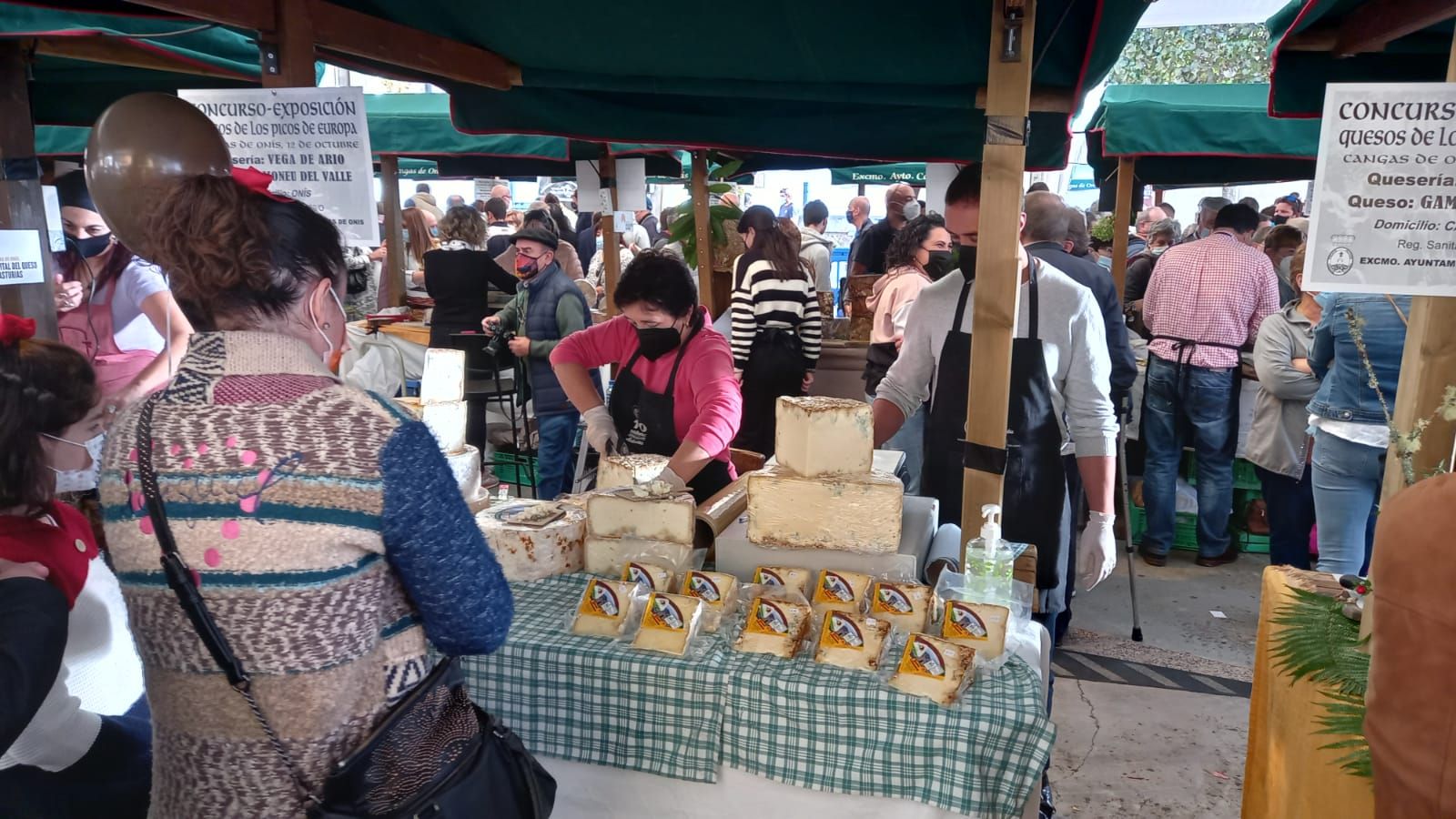 Cangas de Onís, a tope con el certamen quesero de los Picos de Europa y la Feria de la Miel