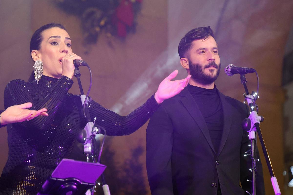 Fotogalería | Así ha sido la multitudinaria Zambombá flamenca en la plaza Mayor de Cáceres