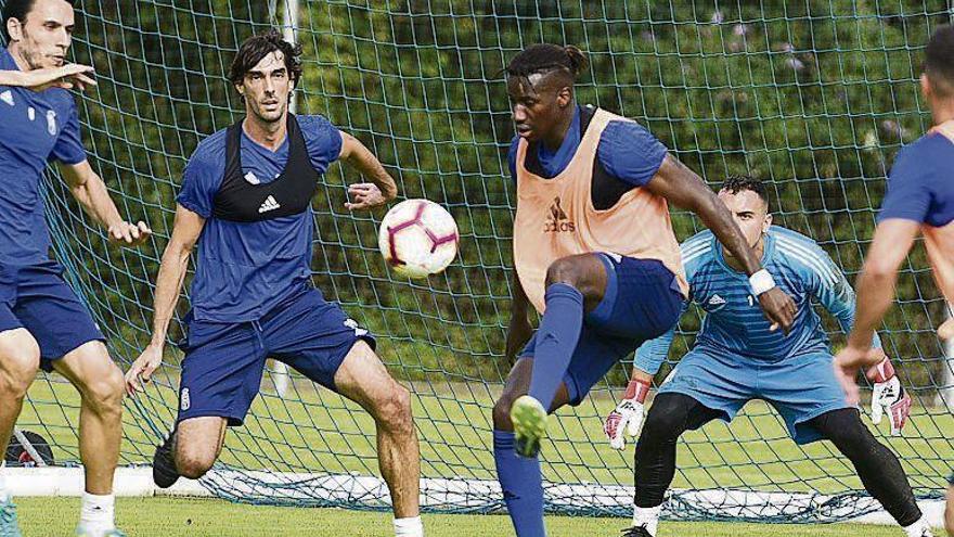 Ibrahima controla un balón en el entrenamiento de ayer.