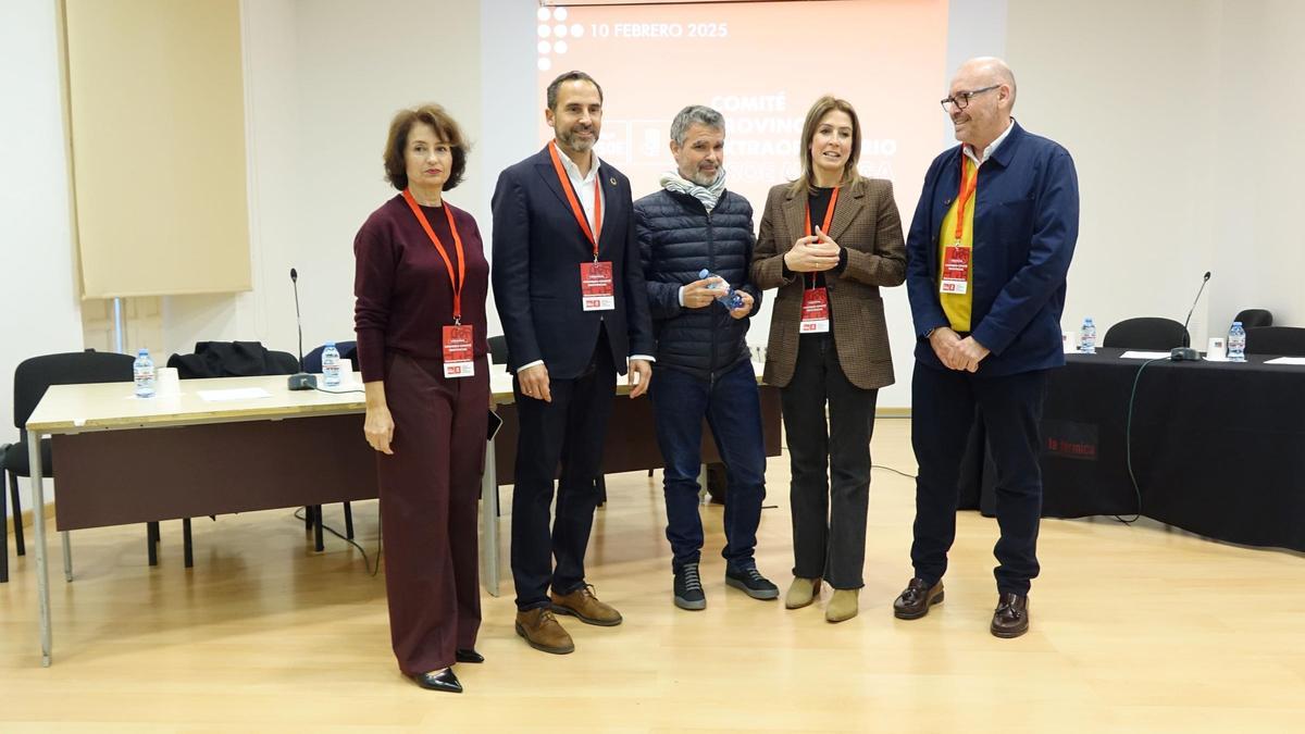 Dani Pérez, rodeado por Rosa del Mar Rodríguez, José Bernal, Toñi García y Jorge Gallardo en el Comité Provincial del PSOE de Málaga que ha convocado el congreso.