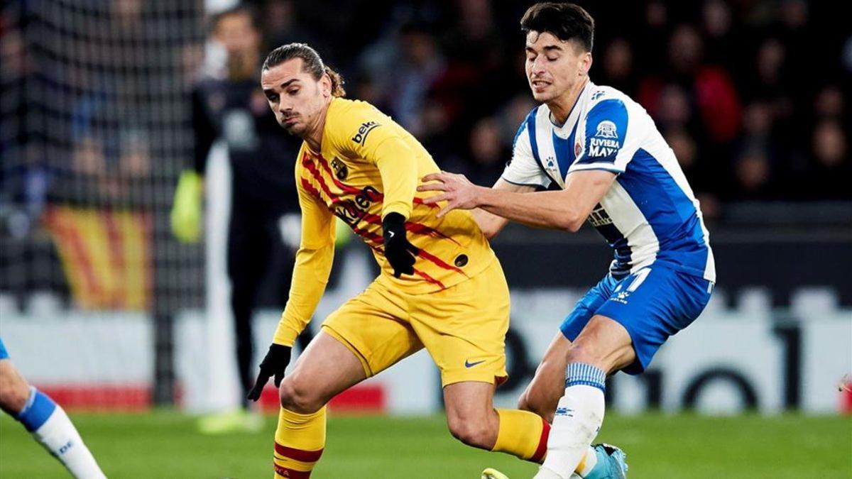 Marc Roca pelea por un balón con Griezmann en uno de los derbis de este curso.