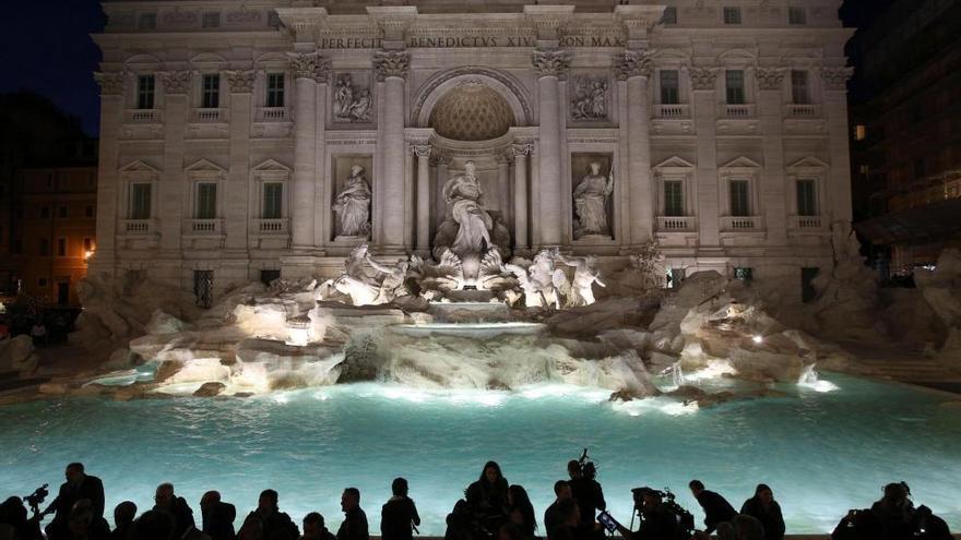 La Fontana de Trevi iluminada, accesible al público desde ayer tras los trabajos de restauración.