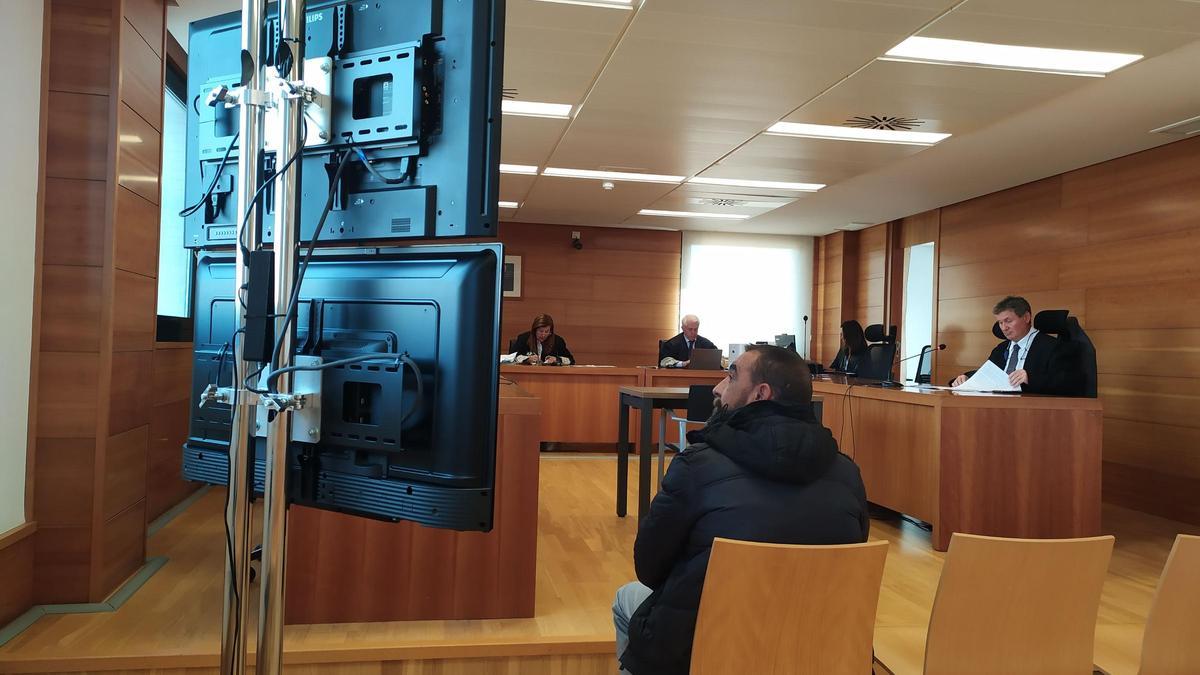 El acusado, sentado en el banquillo de la Sección Segunda de la Audiencia Provincial de Castellón el lunes