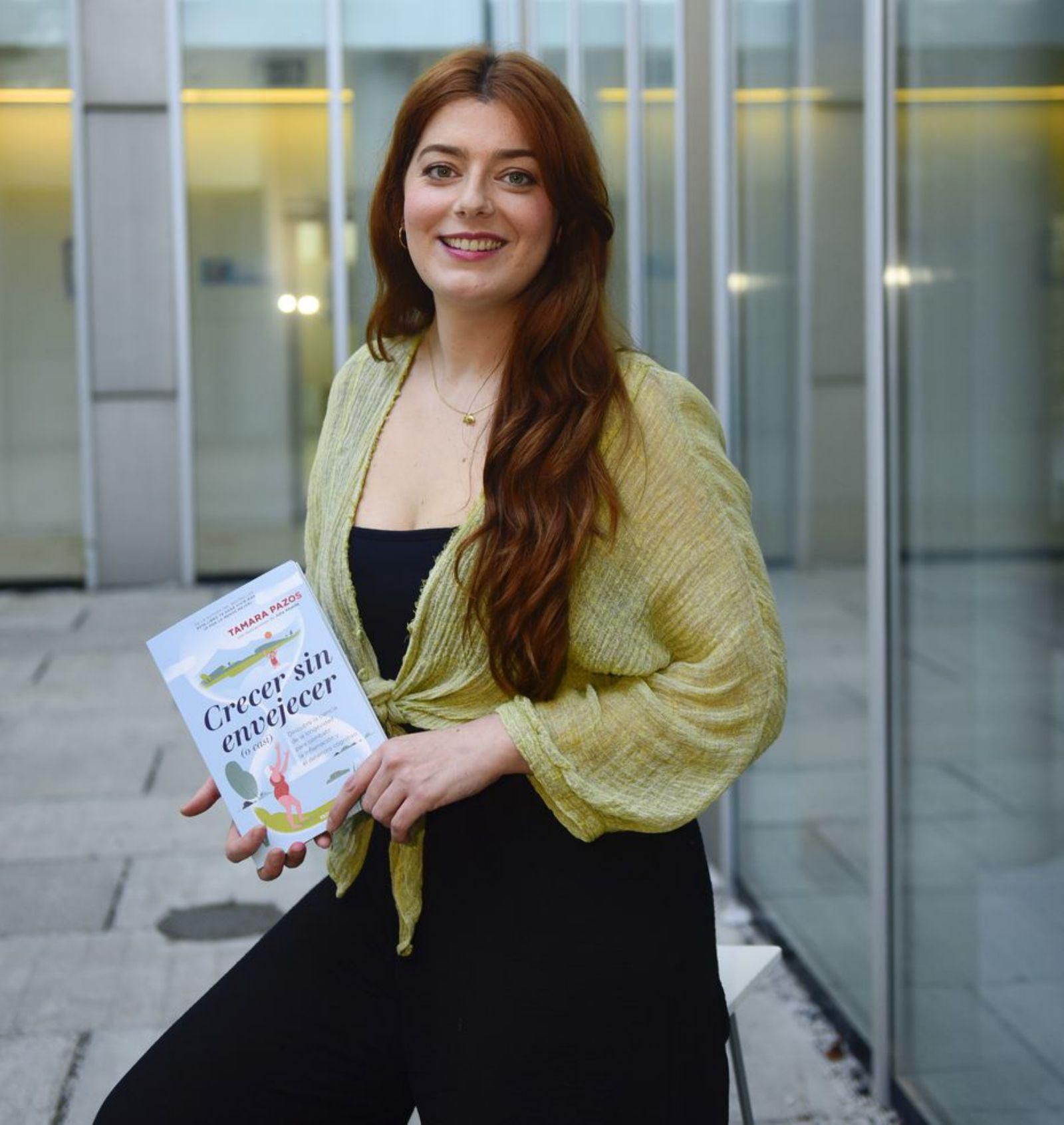 Tamara Pazos con un ejemplar de su libro. |  Casteleiro/Roller Agencia