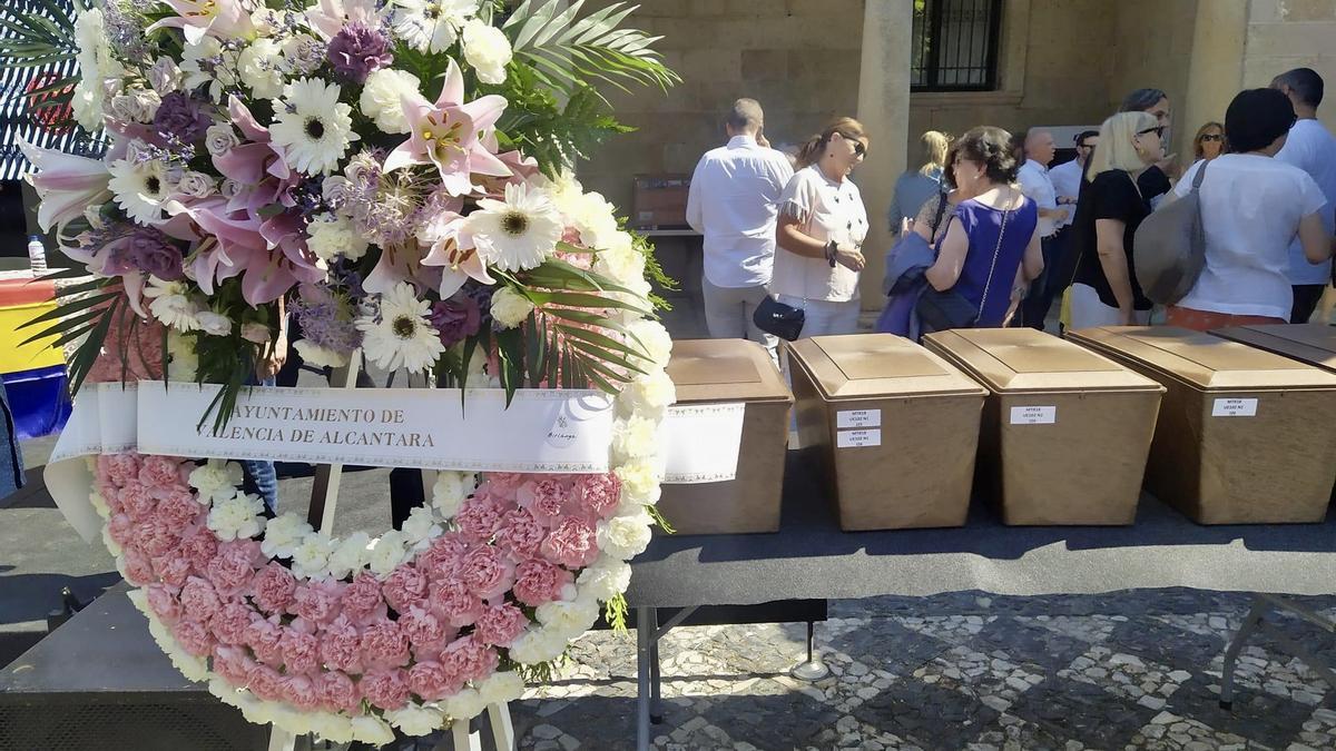 Muertos con sepultura. El pueblo se volcó con el homenaje.