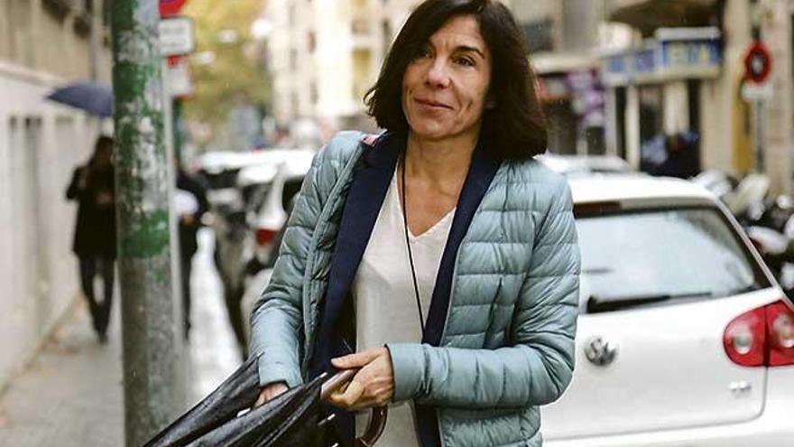 Pilar Carbonell, a su llegada al juzgado para declarar ante el juez.