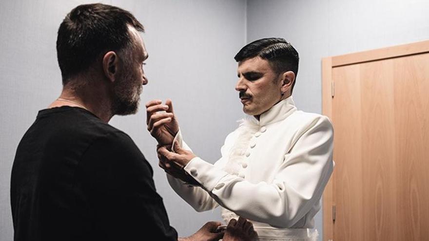 EN IMÁGENES: El making-off del vestuario de la nueva gira de Rodrigo Cuevas