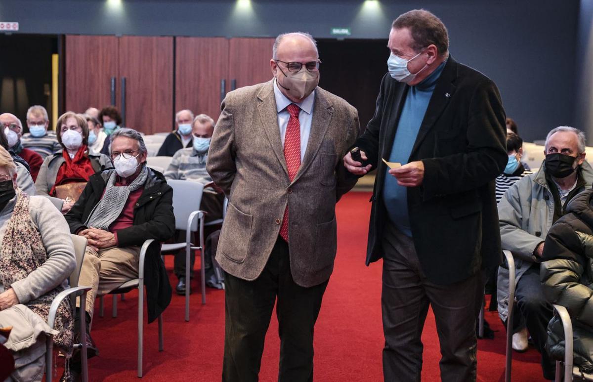 Por la izquierda, Enric Juliana y Pedro Sánchez Lazo, ayer, en el Club. | Irma Collín