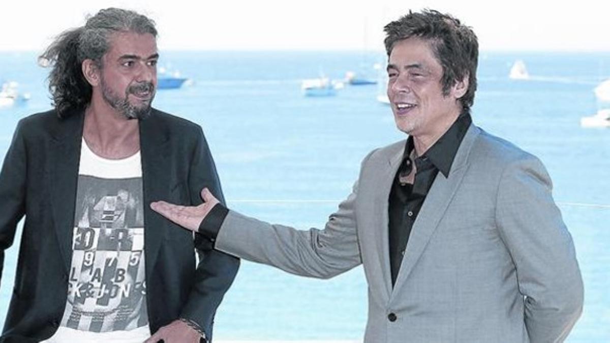 Fernando León de Aranoa (izquierda) y Benicio del Toro, ayer, en Cannes.