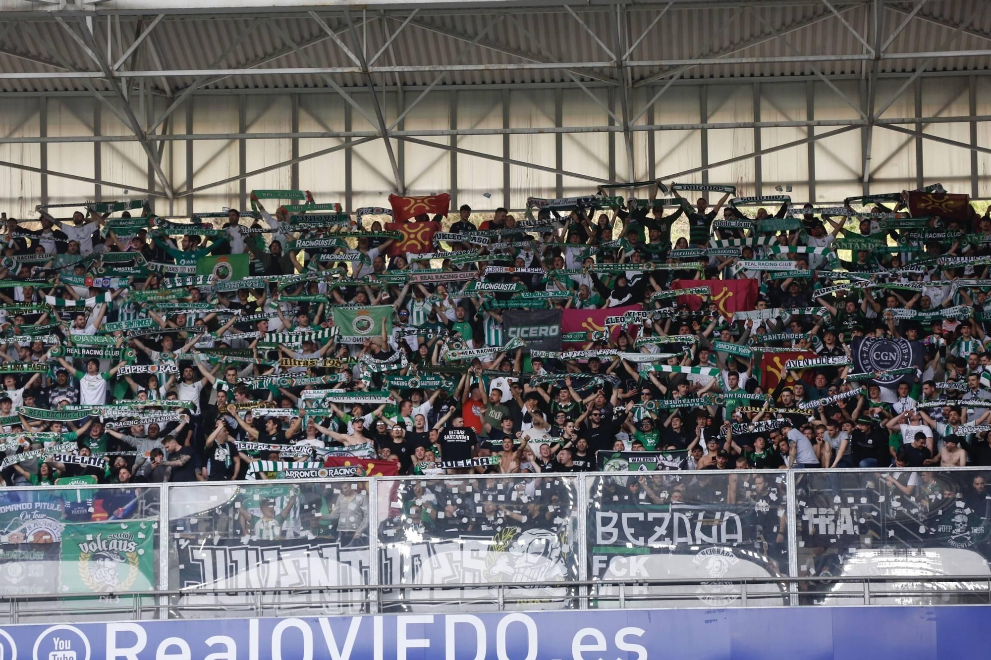 EN IMÁGENES: Partido y ambientazo del Real Oviedo-Racing de Santander disputado en el Tartiere