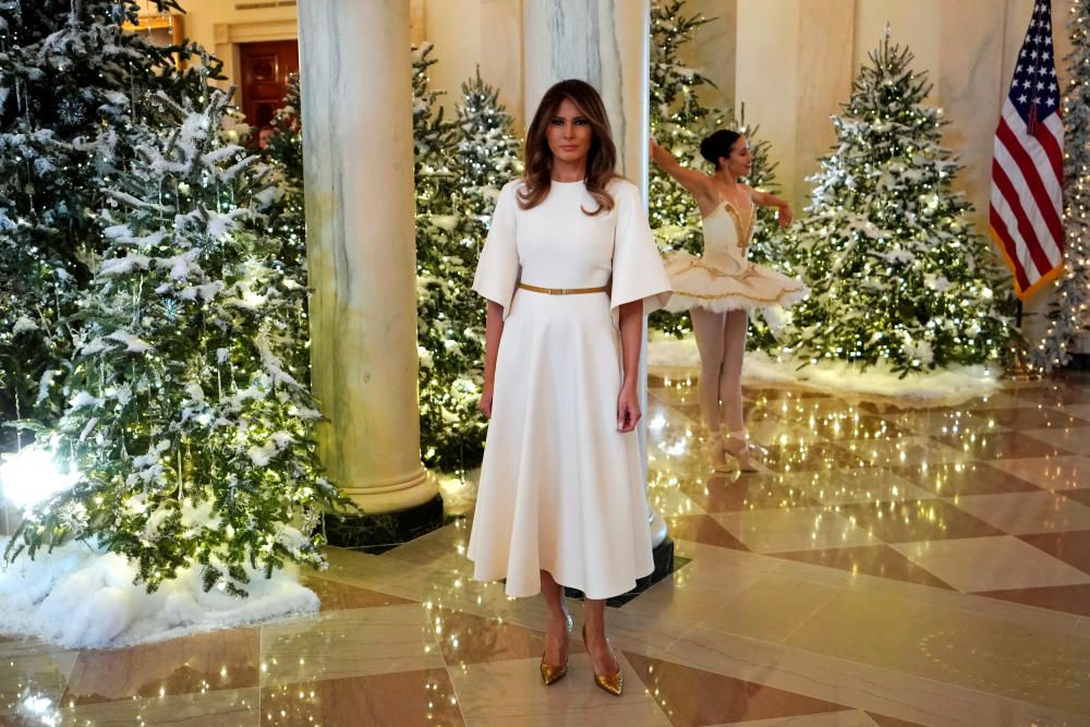 La Casa Blanca també es decora quan arriben les festes de Nadal. La primera dama, Melania Trump, és l''encarregada de mostrar als periodistes les estances decorades.