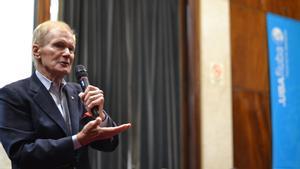 Fotografía cedida este jueves, 27 de julio, por la Faculta de Ingeniería de la Universidad de Buenos Aires (UBA) en la que se registró al administrador de la NASA, Bill Nelson, durante una charla ante alumnos y autoridades de la institución universitaria y del Ministerio de Ciencia, Tecnología e Innovación, en Buenos Aires (Argentina). EFE/Facultad de Ingeniería de la UBA