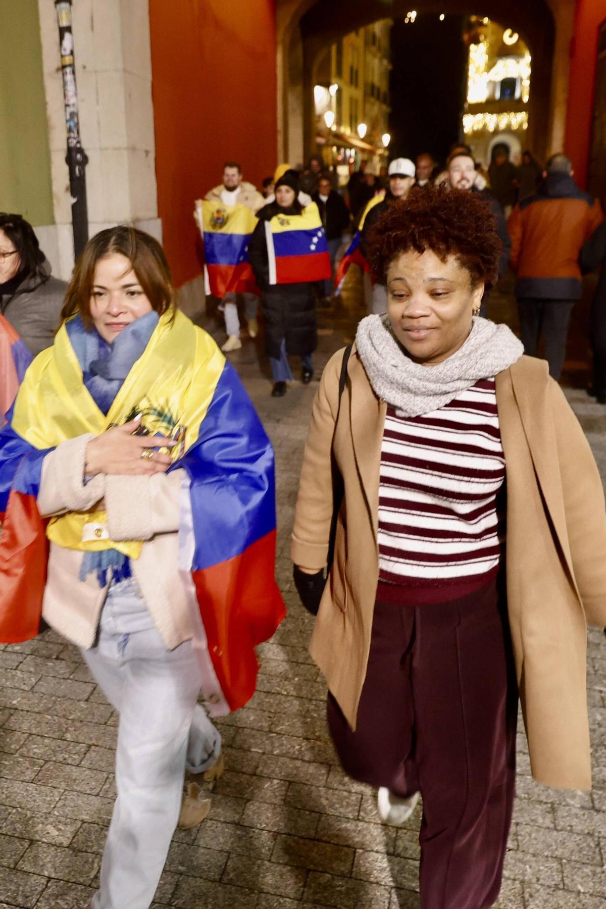 EN IMÁGENES: Los venezolanos residentes en Asturias salen a la calle en Gijón, tras la caída de Maduro