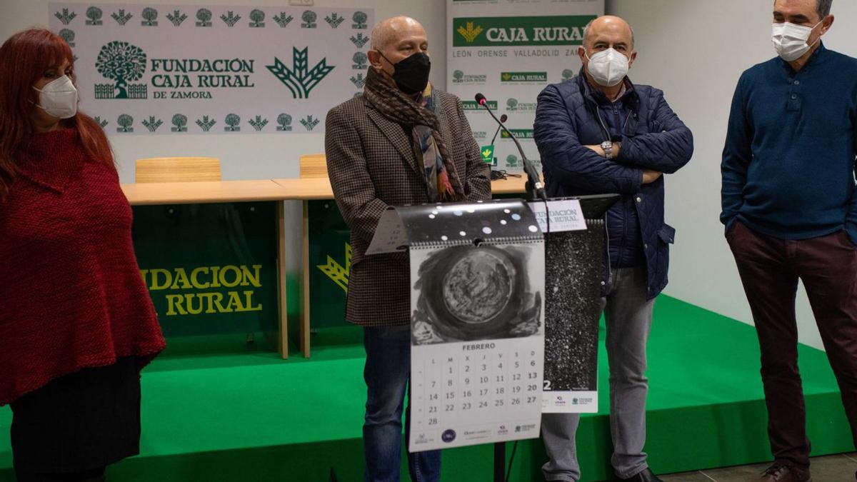 Fernando García Roncero (centro) presenta el calendario de la Agrupación Zamorana de Astronomía.