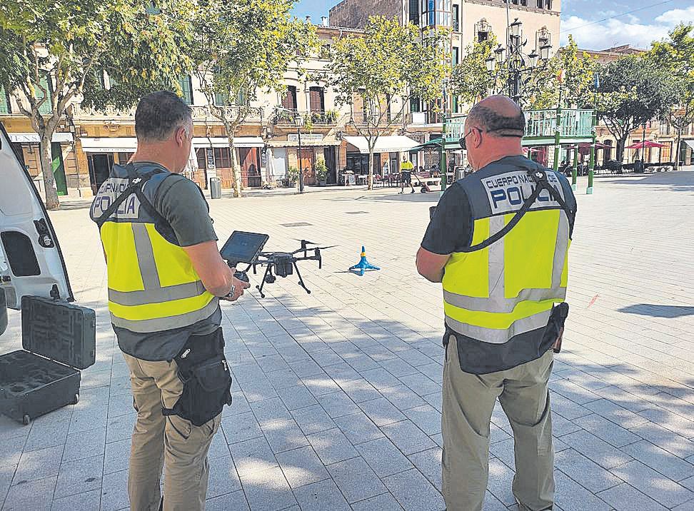 Los agentes del Servicio e Medios Aéreos, en la plaza de Llucmajor.