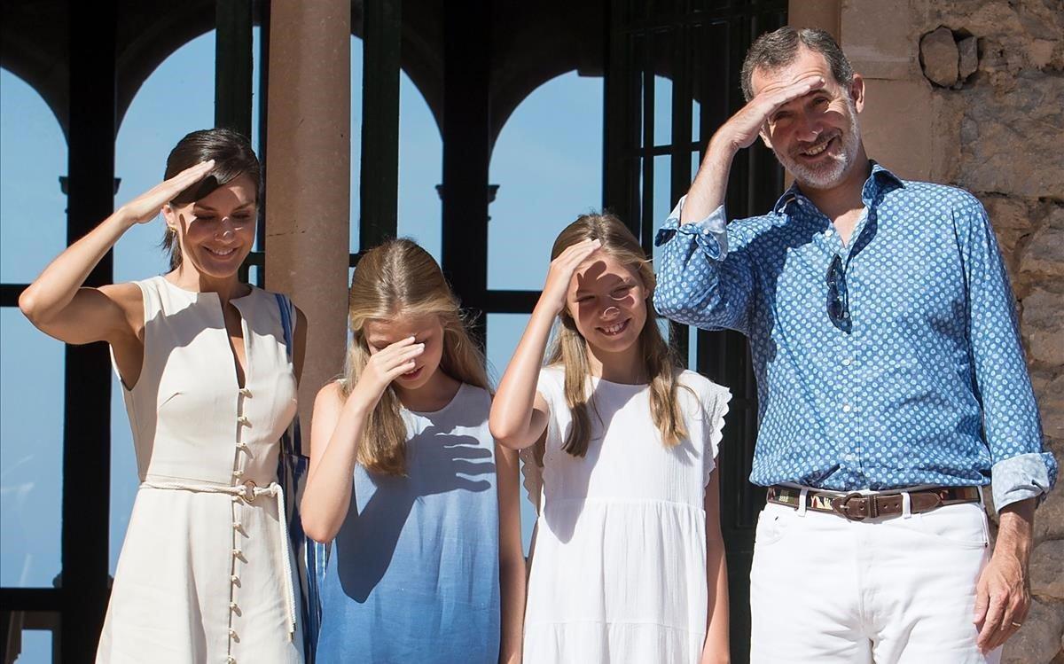 lmmarco49367840 spanish king felipe vi  r  and queen letizia  l  pose with t190808130004