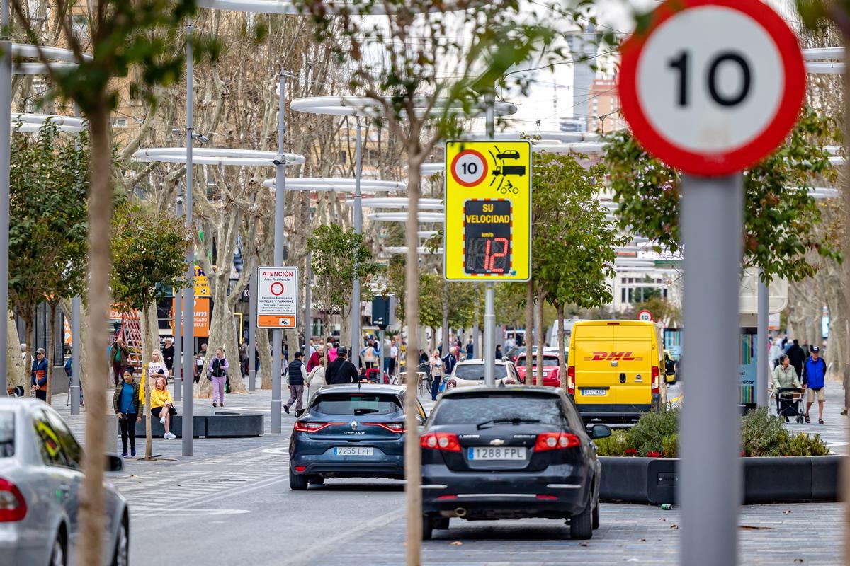 La avenida del Mediterráneo de Benidorm es una con la velocidad a 10km/hora.