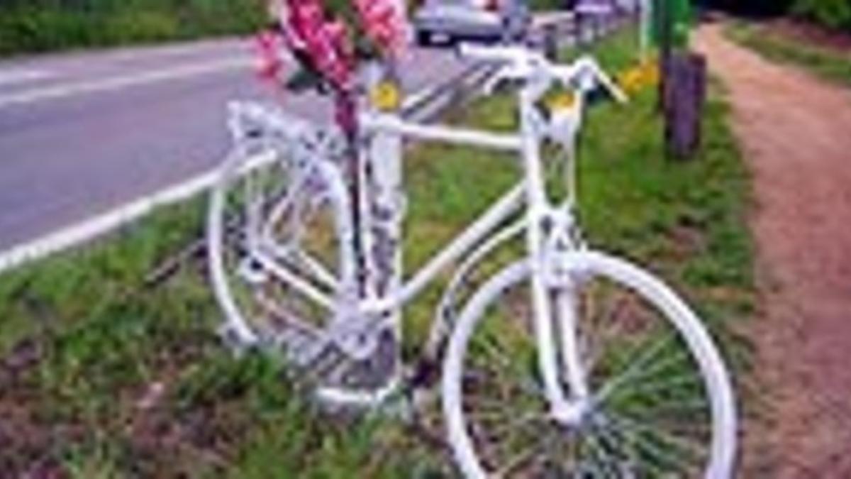 Una bicicleta blanca que recuerda un accidente.