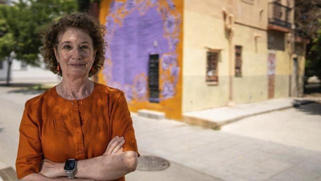 Teresa Núñez de Arenas, de l’Associació de Veïns, al costat de la casa.Teresa Núñez de Arenas, membre de l’Associació de Veïns i Veïnes del Poblenou, posa al costat de la Casa Assumpta, coneguda popularment com la ‘caseta taronja’, dimecres passat. | ZOWY VOETEN