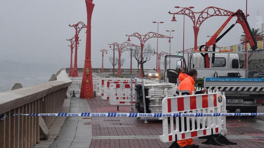 Vallas por desperfectos causados por el temporal en el paseo marítimo. | // VÍCTOR ECHAVE