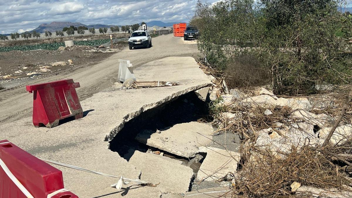 Una de las roturas que se reparán en el badén del Camino Real.
