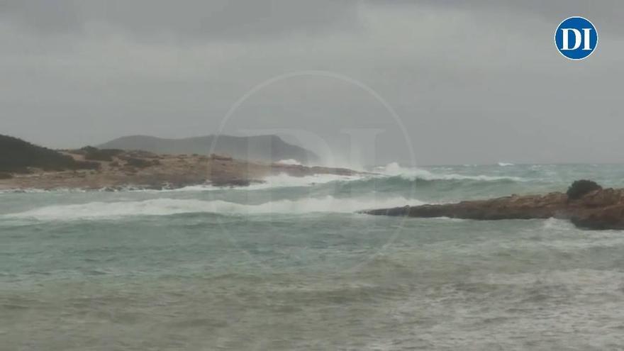 Vídeo: La borrasca 'Harry' azota la costa de Can pujol y Port des Torrent en Ibiza