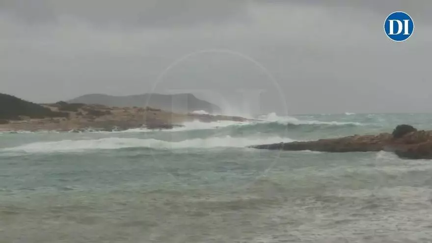 Vídeo: La borrasca 'Harry' azota la costa de Can pujol y Port des Torrent en Ibiza