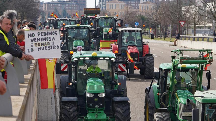 Centenares de tractores vuelven a tomar Burgos, Valladolid, Palencia y Salamanca