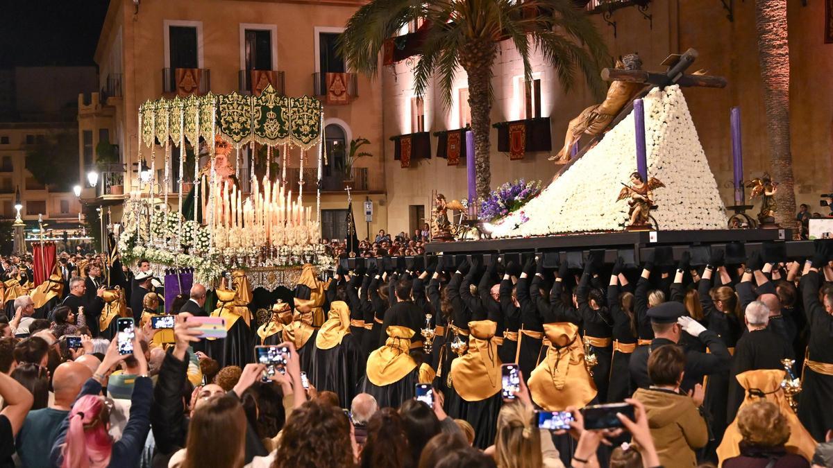 Emotivo Encuentro de la Paz en Elche entre el Cristo de la Fe y María Santísima de la Esperanza