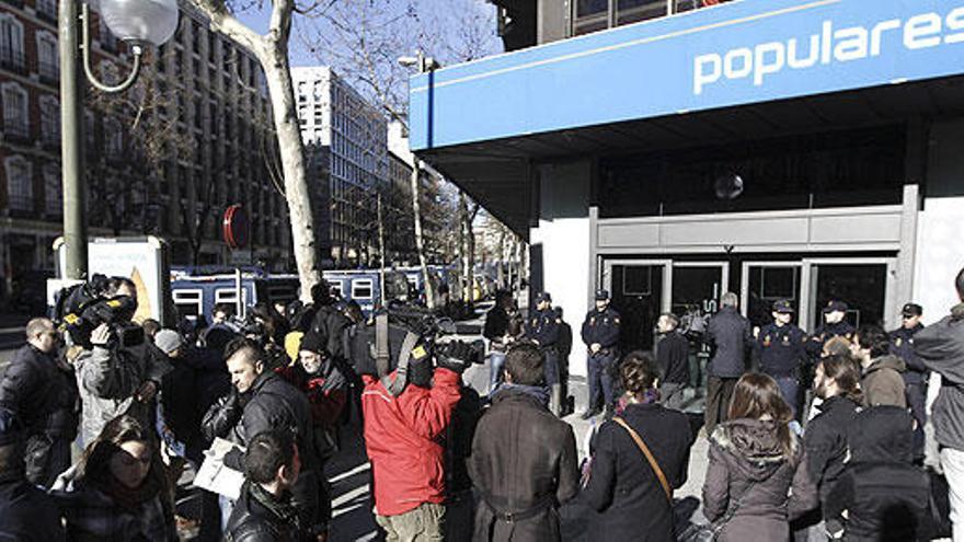 Periodistas junto a la sede el PP en una imagen de archivo.