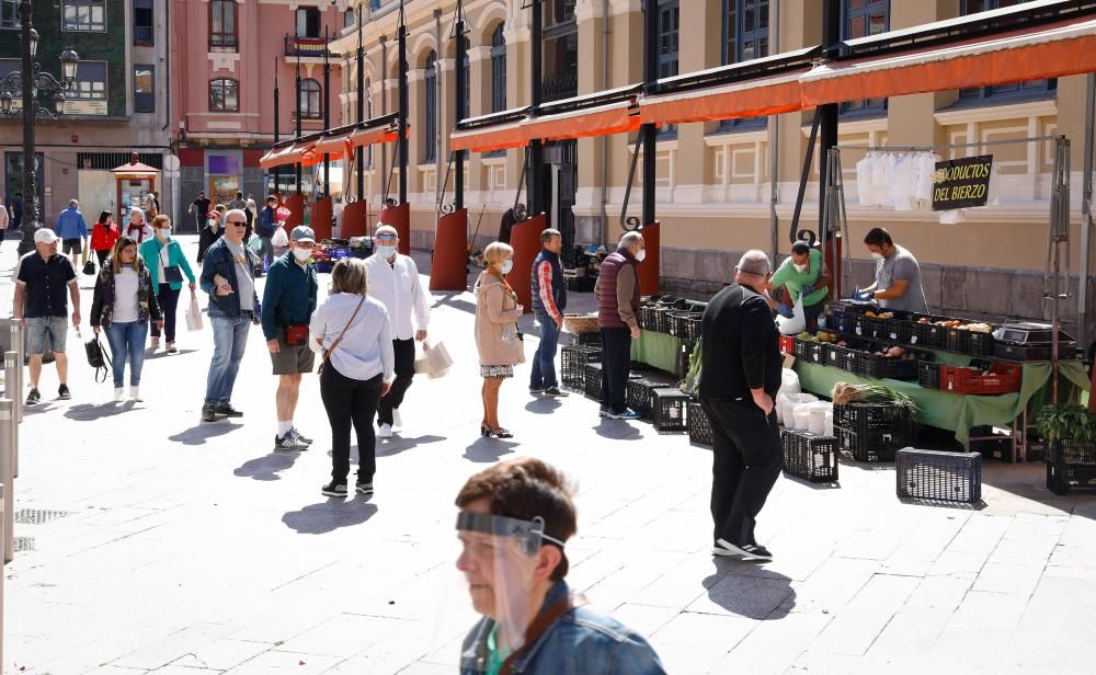 Vuelta del mercado dominical de abastos en Mieres