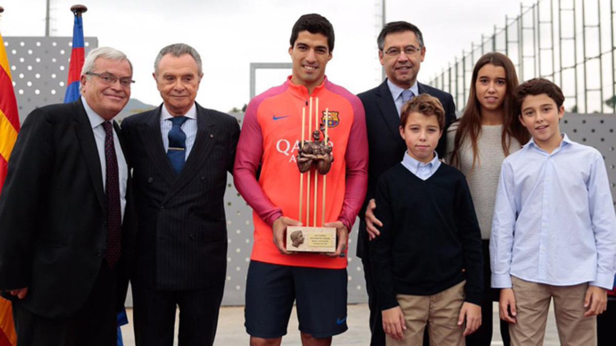 Luis Suárez ha recogido este jueves el Premio Memoral Aldo Rovira al mejor jugador de la temporada 2015-16 en la Ciudad Deportiva del FC Barcelona