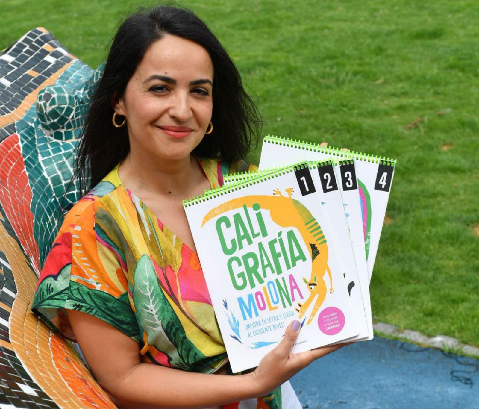 Laura Azahara Gallego, en el parque Europa, con sus cuadernos ‘Caligrafía molona’. | Carlos Pardellas