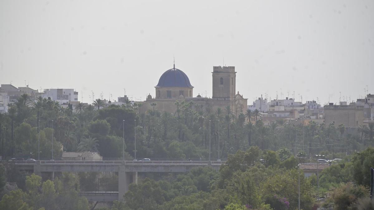 La bruma toma Elche tras una noche tropical en parte del litoral