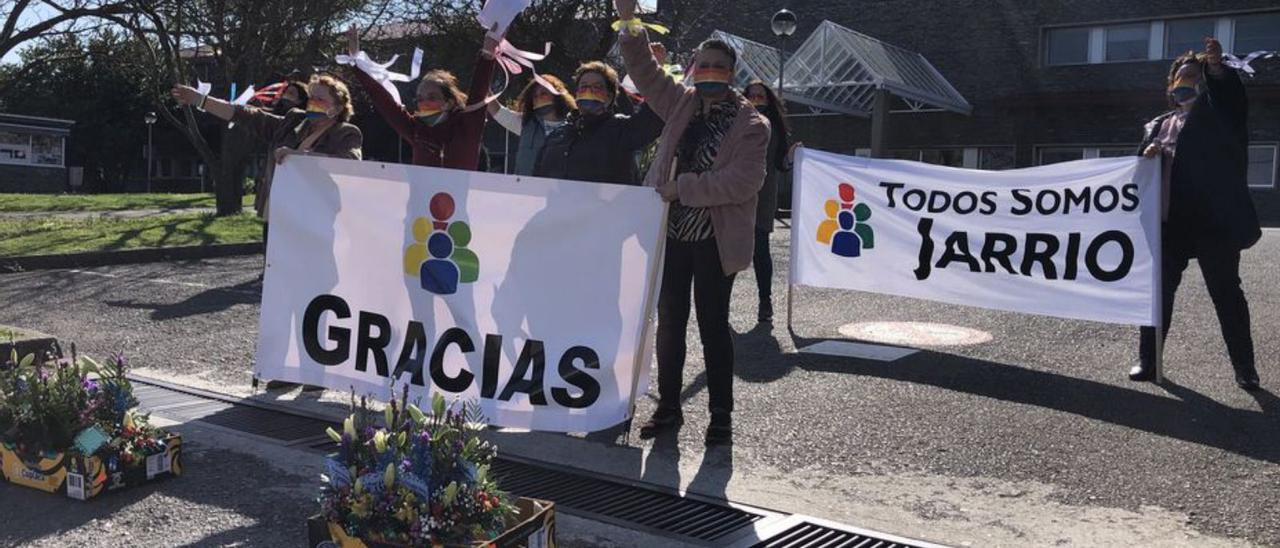 Integrantes de “Todos somos Jarrio”, durante la movilización ante el hospital comarcal, el pasado mes de febrero. | D. Á.