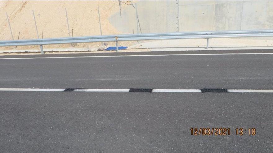 Pillado en una carretera convirtiendo con un espray una línea continua en discontinua