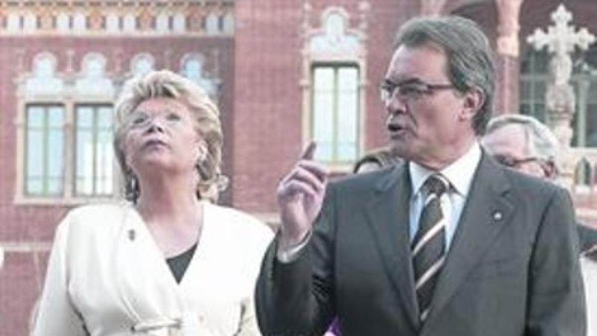 La vicepresidenta de la CE Viviane Reding y Artur Mas, ayer en el Hospital de Sant Pau.