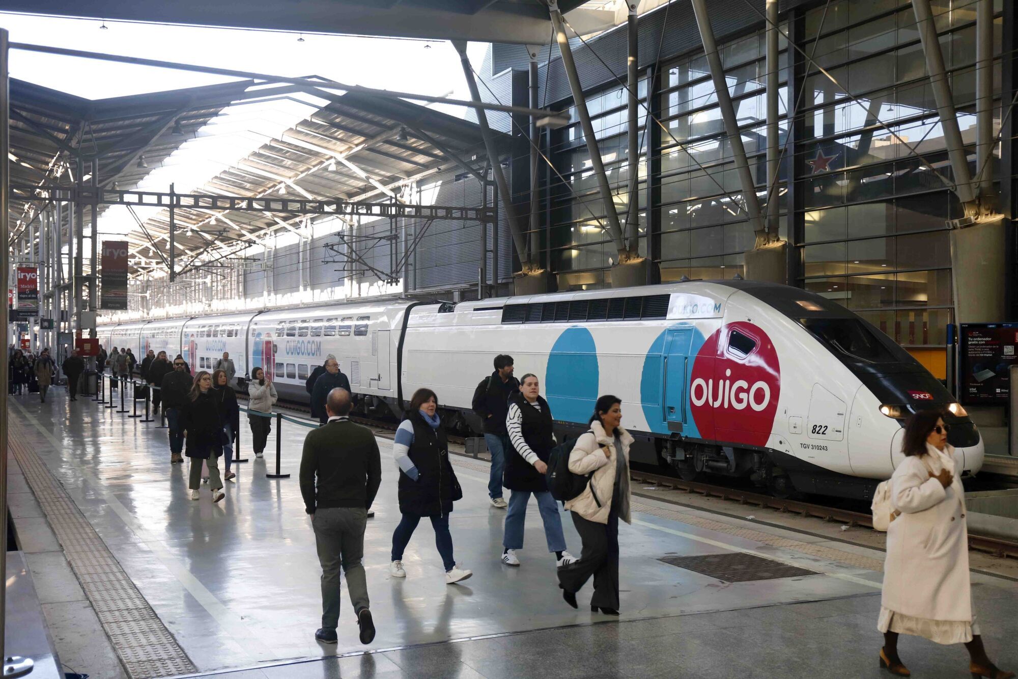 MLG 15-01-2025.- La delegada del Gobierno andaluz en Málaga, Patricia Navarro; el subdelegado del Gobierno en Málaga, Javier Salas; y el presidente de la Diputación de Málaga, Francisco Salado, asisten a la llegada del primer tren Ouigo a la estación de Málaga María Zambrano.
