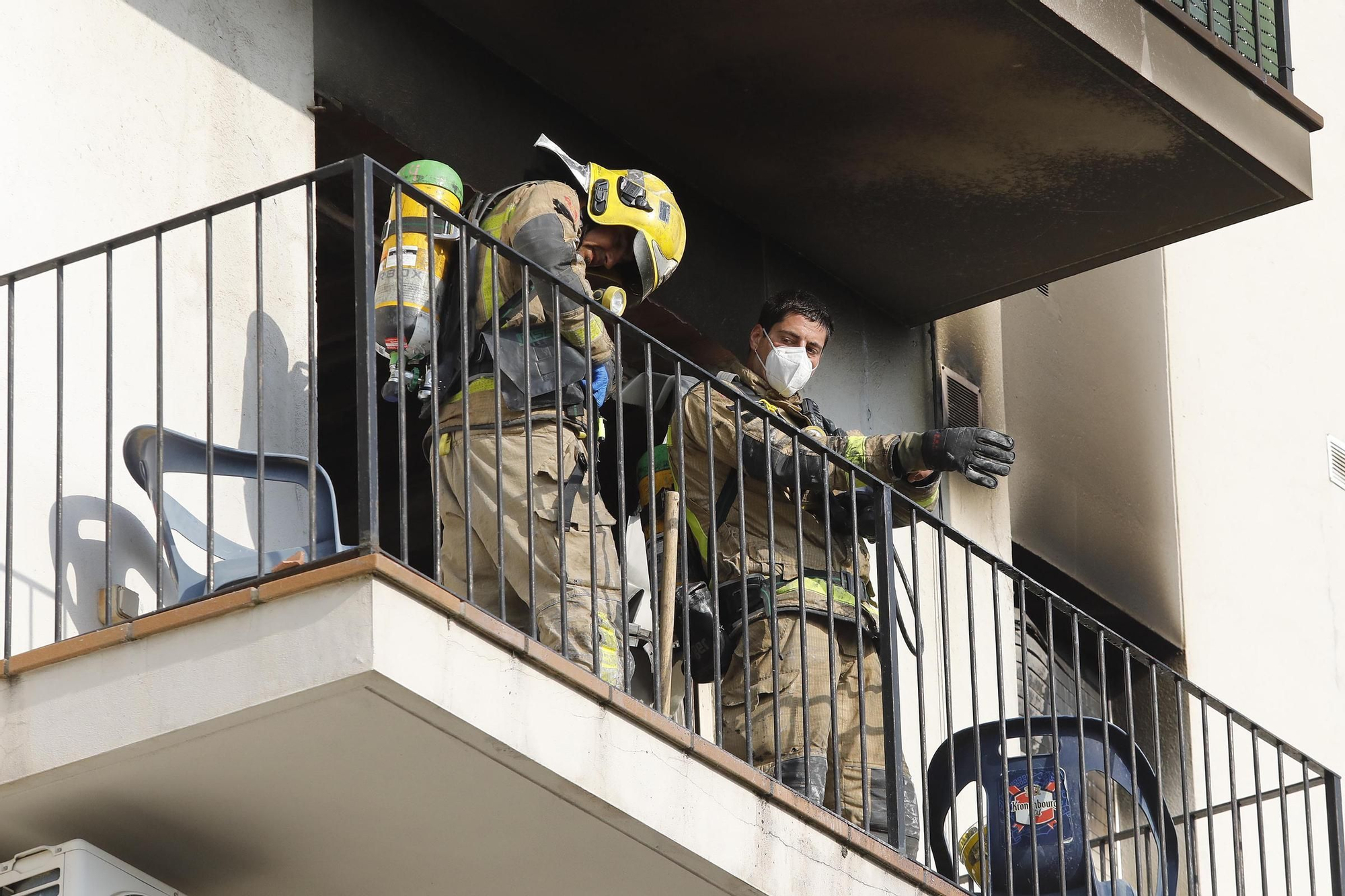 Les imatges de l&#039;incendi amb ferits en un bloc de pisos de Sarrià de Ter