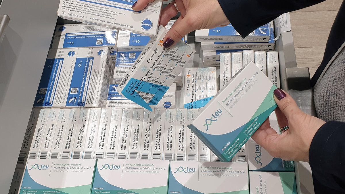 Envases de test rápidos de detección del SARS-CoV-2, en una farmacia.