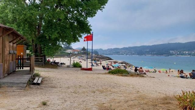 La bandera roja ondeó tras un vertido en la playa de Menduíña este mes. | FDV